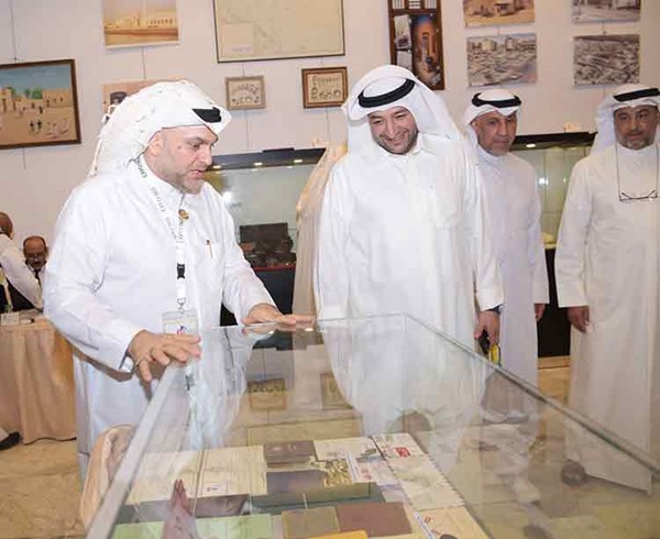 النائب داود معرفي خلال جولة في المعرض المصاحب