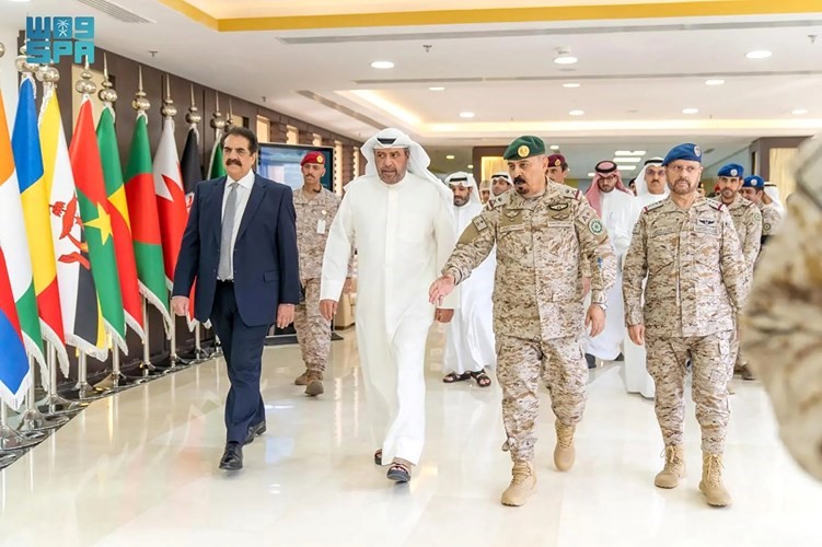 نائب رئيس مجلس الوزراء ووزير الدفاع الشيخ أحمد الفهد والفريق أول الركن فياض الرويلي واللواء الطيار الركن محمد المغيدي لدى زيارة مقر التحالف الإسلامي العسكري لمحاربة الإرهاب في الرياض