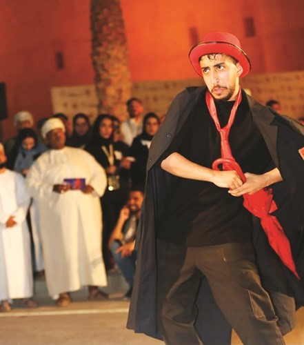 مشهد من مسرحية محطة انتظار - مسرح الشارع