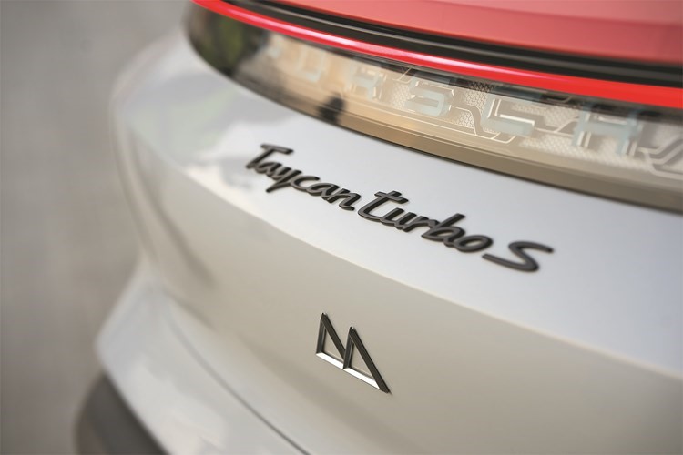 بورشه تايكان توربو إس تحقق رقماً قياسياً على حلبة «مدينة الكويت لرياضة المحركات»