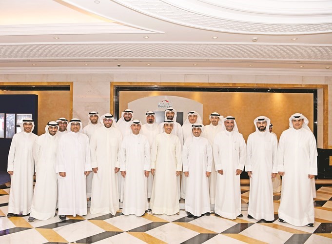 عبدالله التويجري وعبدالله المجحم يتوسطان حضور بوبيان أثناء المؤتمر