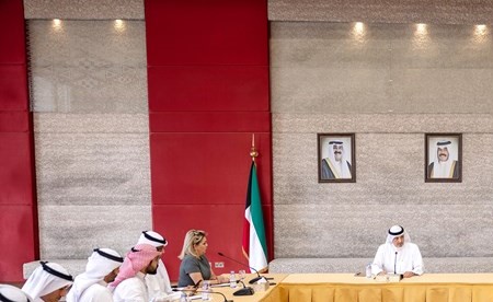 وزير الخارجية الشيخ سالم العبدالله خلال المؤتمر الصحافي مع ممثلي وسائل الإعلام