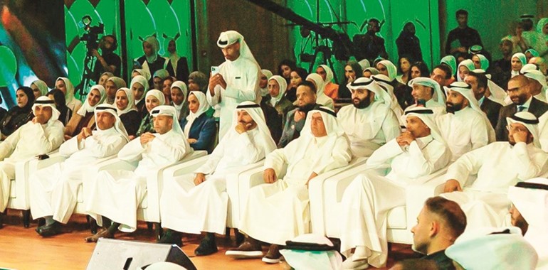 حمد المرزوق في مقدمة الحضور متوسطا أحمد الفارس وعبدالوهاب الرشود وحمد البرجس وعبدالعزيز النفيسي ومعاذ العصيمي وصلاح المريخي