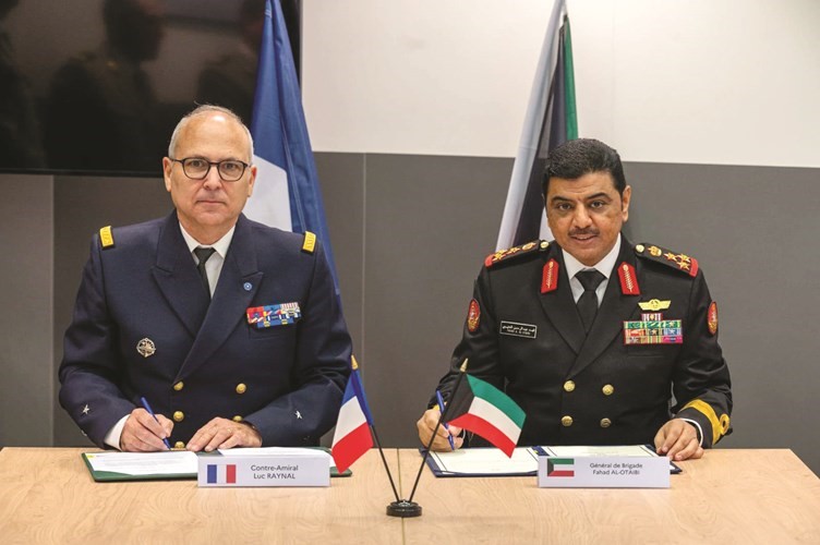 مدير التعاون العسكري العميد الركن بحري فهد العتيبي ونائب إدارة العلاقات الدولية الفرنسي العميد بحري رينال خلال توقيع الوثيقة
