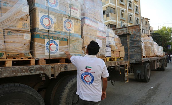 الفرق التطوعية خلال استقبال الدفعة الثانية من المساعدات الكويتية إلى قطاع غزة