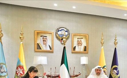 نائب رئيس مجلس الوزراء وزير الدفاع الشيخ أحمد الفهد مستقبلا دنج جي بحضور محمد العيبان والسفير سميح حيات