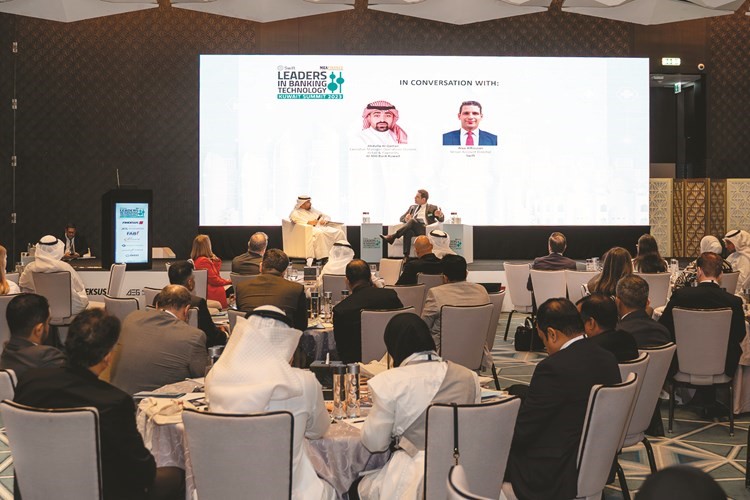 عبدالله القطان متحدثا خلال المؤتمر