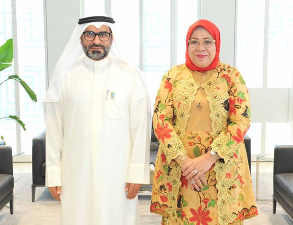 مدير جامعة الكويت بالإنابة د.مشاري الحربي مستقبلا سفيرة إندونيسيا لينا ماريانا