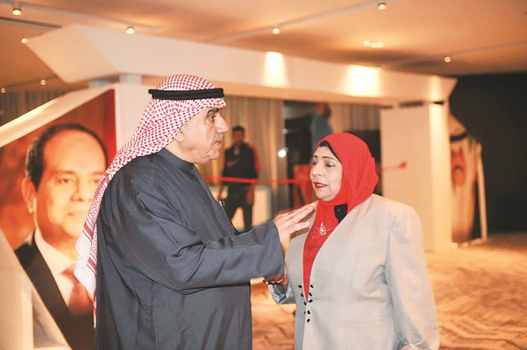 أحمد بهبهانى متحدثا للزميلة ناهد إمام (ناصر عبد السيد)