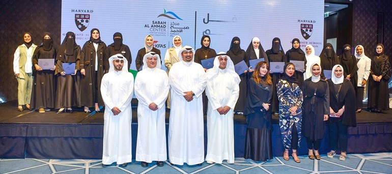 بدر الحميضي وندا الديحاني ود.منيرة جمجوم مع عدد من المكرمين في لقطة جماعية