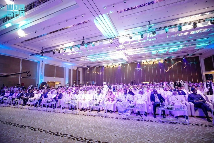صاحب السمو الملكي الأمير عبدالعزيز بن سلمان في مقدمة الحضور خلال افتتاح المؤتمر الاقتصادي السعودي - العربي - الأفريقي بحضور م.خالد الفالح ومحمد الجدعان ود.محمد معيط وعدد من المسؤولين والوزراء في السعودية والدول العربية والأفريقية (واس)