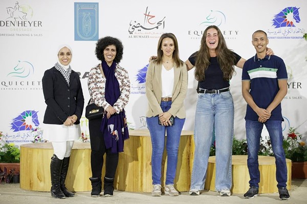 الفارسة فجر بدر الصباح مع مجموعة من المشاركين في البطولة الأخيرة