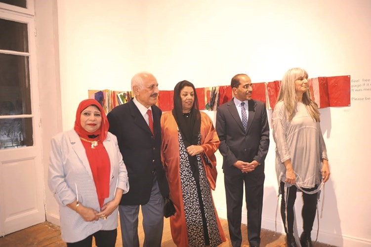 الفنانة غادة الكندري والوزير المفوض مشاري النيباري وشريفة الكندري والسفير عبد الرزاق الكندري والزميلة ناهد إمام