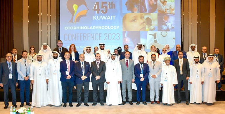 د.عبدالله الفرس مع المشاركين في افتتاح المؤتمر السنوي 45 لجراحة الأنف والأذن والحنجرة