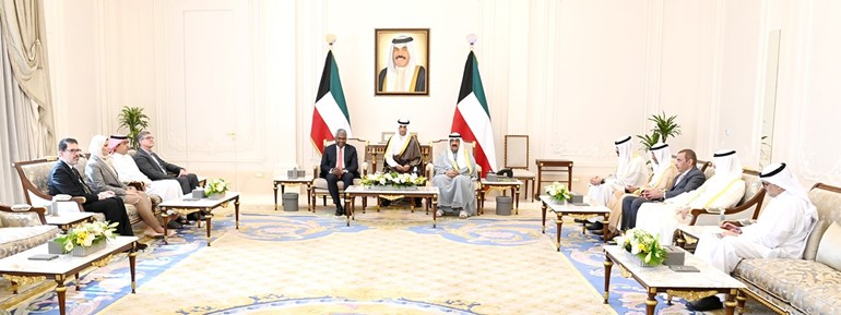 سمو ولي العهد الشيخ مشعل الأحمد مستقبلا الرئيس التنفيذي لشركة غوغل كلاود توماس كوريان والوفد المرافق له بحضور الشيخ د. مشعل الجابر والفريق متقاعد جمال الذياب ومازن العيسى والشيخ عبدالله صباح الحمود الصباح