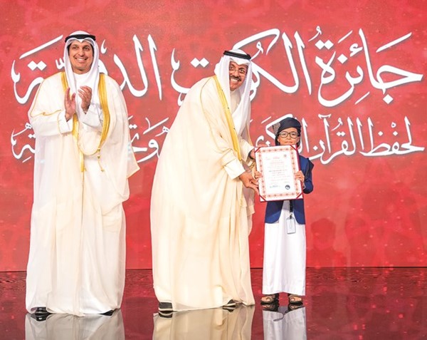 سمو رئيس الوزراء مكرما أيمن محمد سعيد درهم