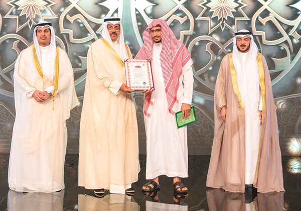 تكريم المقرئ المتقن أحمد خليل شاهين الجامع للقراءات العشر القرآنية يتسلمه نجله أحمد عبدالله