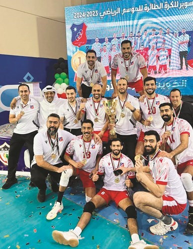 لاعبو الكويت خلال الاحتفال بكاس سوبر الطائرة