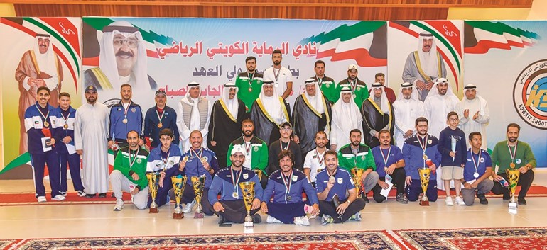 الشيخ مشعل الجابر مع الفائزين في مسابقات البطولة للرجال والناشئين