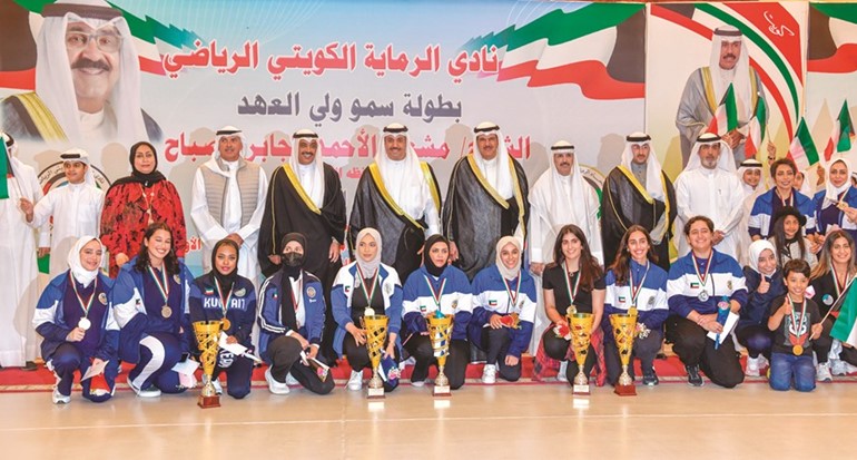 ممثل سمو ولي العهد الشيخ مشعل الجابر والشيخ سلمان الحمود ودعيج العتيبي وعبيد العصيمي مع الفائزات في مسابقات البطولة للسيدات والناشئات