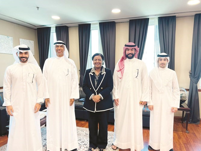 د.عصام الربيعان خلال استقبال د.هيلة المكيمي وعددا من خريجي العلوم السياسية