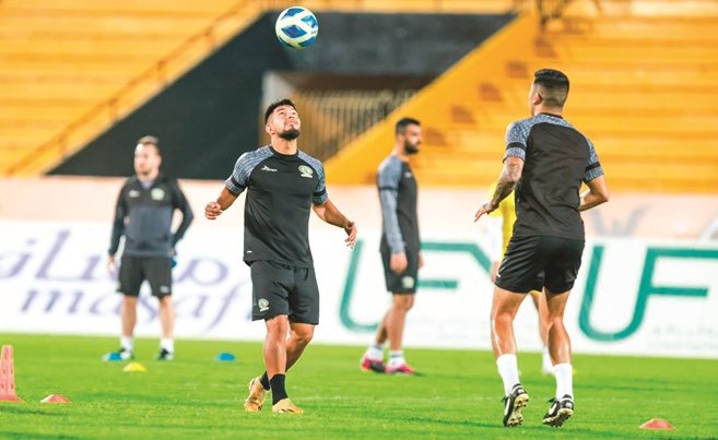 جانب من تدريبات المنتخب الفلسطيني على ملعب القادسية باستضافة كويتية وشعبية للأشقاء