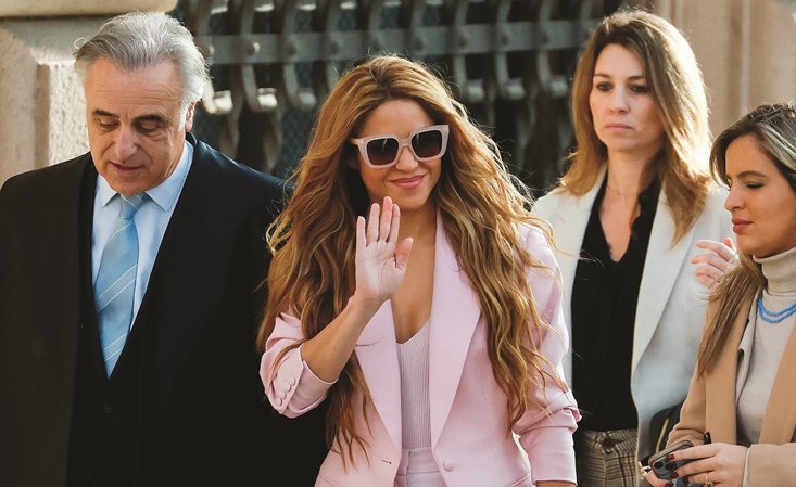 شاكيرا لدى وصولها مع محاميها إلى المحكمة في برشلونة 	(رويترز)