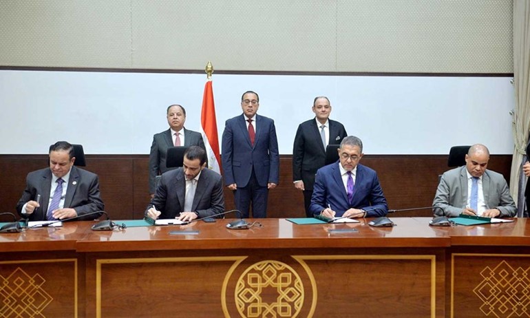 فهد الغانم أثناء التوقيع على الاتفاقية