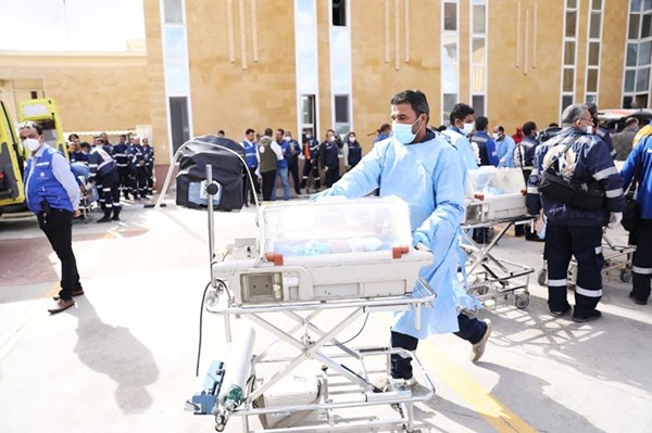 مسعفون ينقلون أحد الأطفال الخدج داخل الحاضنة بعد وصولهم إلى مصر اثر إخلائهم من مستشفى الشفاء في غزة (رويترز)
