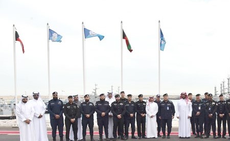 النائب الأول لرئيس مجلس الوزراء ووزير الداخلية الشيخ طلال الخالد والفريق أنور البرجس واللواء منصور العوضي والشيخ حمود مبارك الصباح وعدد من القيادات الأمنية ومنتسبي الإدارة العامة لخفر السواحل