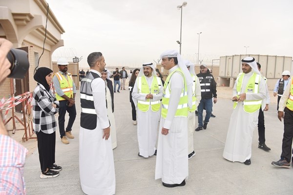 محمد العيبان ومحمد العدواني يستمعان لشرح عن المشروع