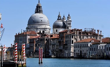 مدينة إيطالية تبدأ في تطبيق ضريبة جديدة للحد من السياحة المفرطة