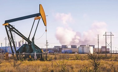 النفط يحقق أول مكاسب أسبوعية  منذ أكثر من شهر قبيل اجتماع «أوپيك+»