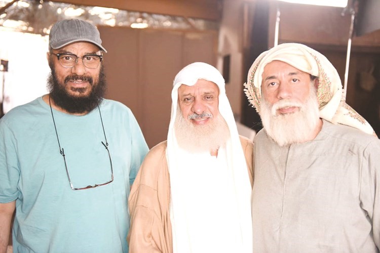 النفيسي مع الكاتب د.مشاري العميري وعبدالله ملك في الكواليس