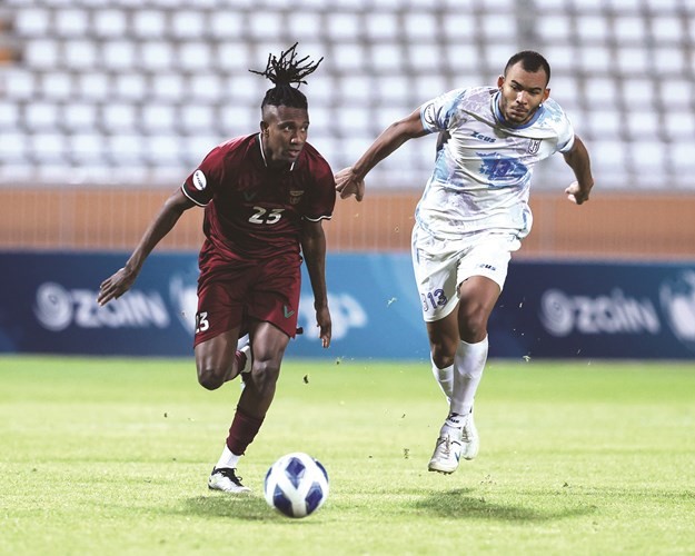 مهاجم النصر الكولومبي هانسل زاباتا ينطلق بالكرة بمتابعة من إيغور سيلڤا