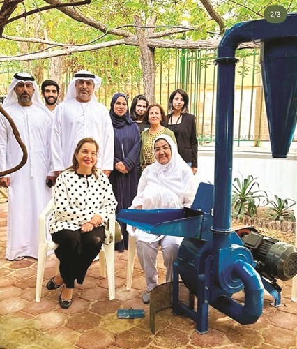 السفير د.مطر النيادي مع الحضور في المحمية يستعرضون فرامة النباتات