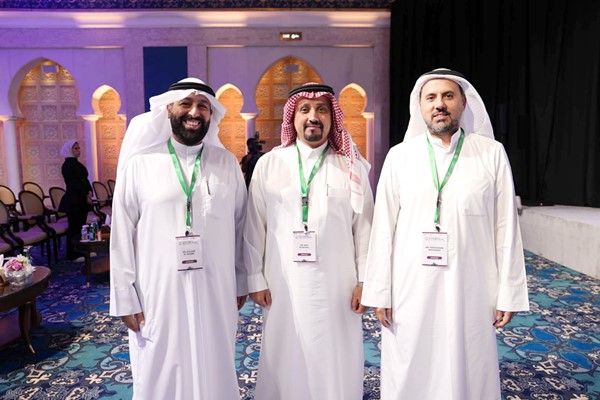 د.محمد الغانم ود.دليم الهاجري ود.نايف الهذال لدى مشاركتهم في المؤتمر