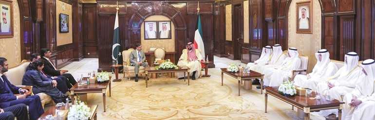 النائب الأول ووزير الداخلية الشيخ طلال الخالد ورئيس وزراء باكستان أنور الحق كاكر ود. سعد البراك ومحمد العيبان ود. جاسم الأستاد وفهد الجارالله والسفير جراح الجابر والسفير نصار المطيري خلال المباحثات الرسمية