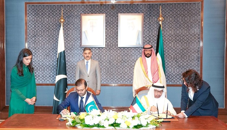 نائب رئيس الوزراء ووزير النفط ووزير الدولة للشؤون الاقتصادية والاستثمار د.سعد البراك 
لدى توقيع مذكرة تفاهم للتعاون في مجال البيئة والتنمية المستدامة مع الجانب الباكستاني
