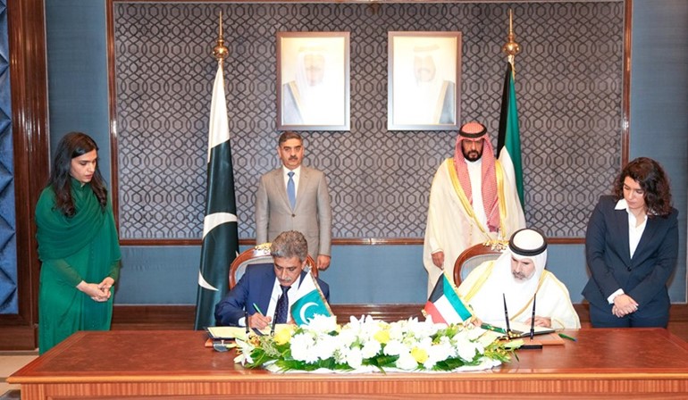 نائب وزير الخارجية السفير الشيخ جراح الجابر يوقع مذكرة تفاهم مع وزارة الشؤون الخارجية الباكستانية بشأن إجراء المراجعة الوزارية والمشاورات الثنائية