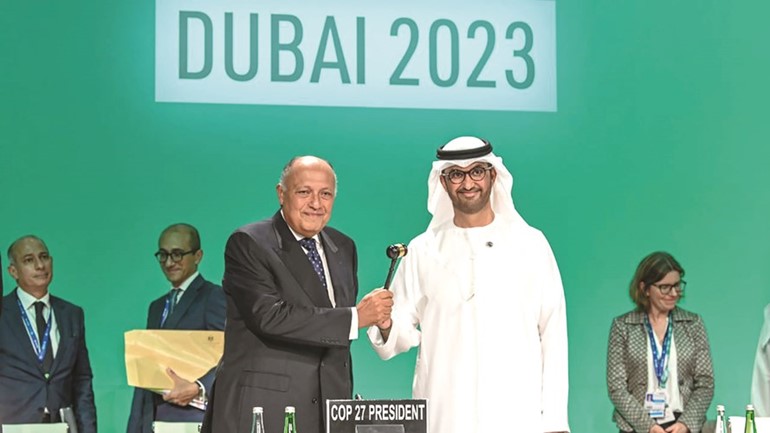 رئيس COP28 سلطان الجابر يتسلم مطرقة الرئاسة من رئيس الدورة السابقة وزير الخارجية المصري سامح شكري