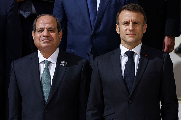 الرئيسان الفرنسي ايمانويل ماكرون والمصري عبدالفتاح السيسي لدى التقاط الصورة التذكارية للقادة المشاركين في قمة المناخ (رويترز)