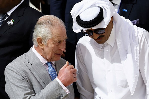 حديث بين ملك بريطانيا الملك تشالز وصاحب السمو الشيخ تميم بن حمد آل ثاني أمير قطر (رويترز)
