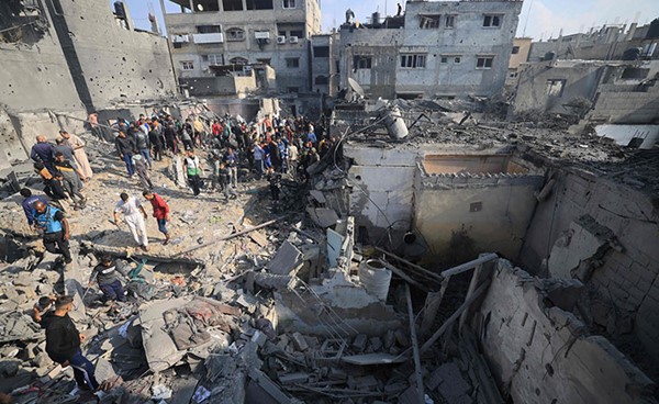 فلسطينيون يبحثون عن ناجين تحت ركام منازل دمرها قصف اسرائيلي على خان يونس (أ.ف.پ)