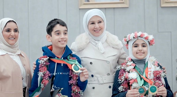 حصة المطوع مع طالبين من الفائزين