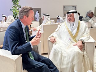 ممثل الأمير وزير الخارجية يلتقي وزير الخارجية البريطاني على هامش قمة قادة العالم لمؤتمر (COP 28) في دبي