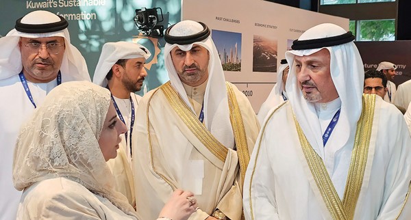 ممثل سمو الأمير وزير الخارجية الشيخ سالم العبدالله يستمع من م.سميرة الكندري لشرح عن أبرز مشاريع هيئة البيئة بحضور الشيخ نمر الصباح والسفير الإماراتي د. مطر النيادي
