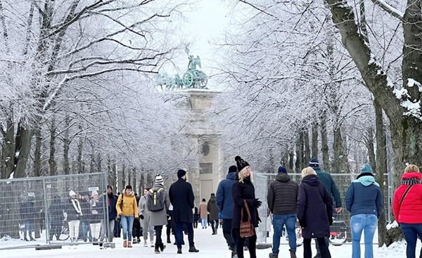 ألمان يتنزهون في إحدى حدائق برلين التي غطت الثلوج أرضيتها بالكامل 	(رويترز)