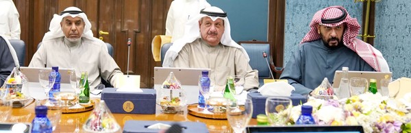 الشيخ طلال الخالد وعيسى الكندري وفهد الشعلة خلال اجتماع مجلس الوزراء