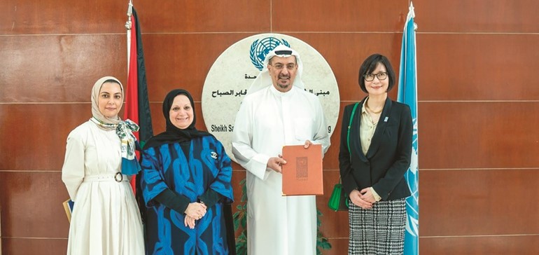 زياد العمر مع مسؤولي برنامج الأمم المتحدة الانمائي عقب توقيع الاتفاقية